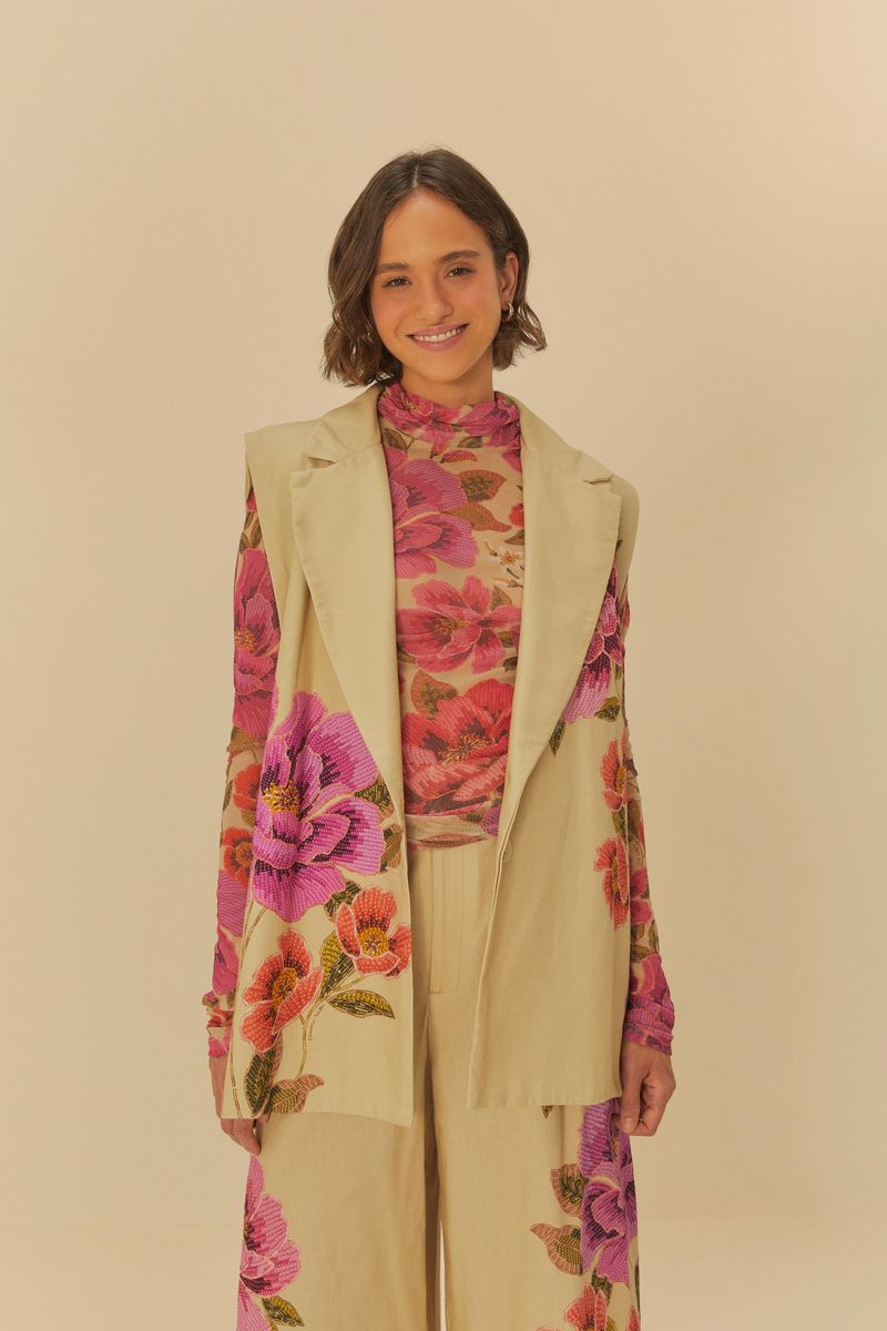 Imagen-de-un-chaleco-beige-con-estampado-floral-vibrante-visto-desde-el-frente.