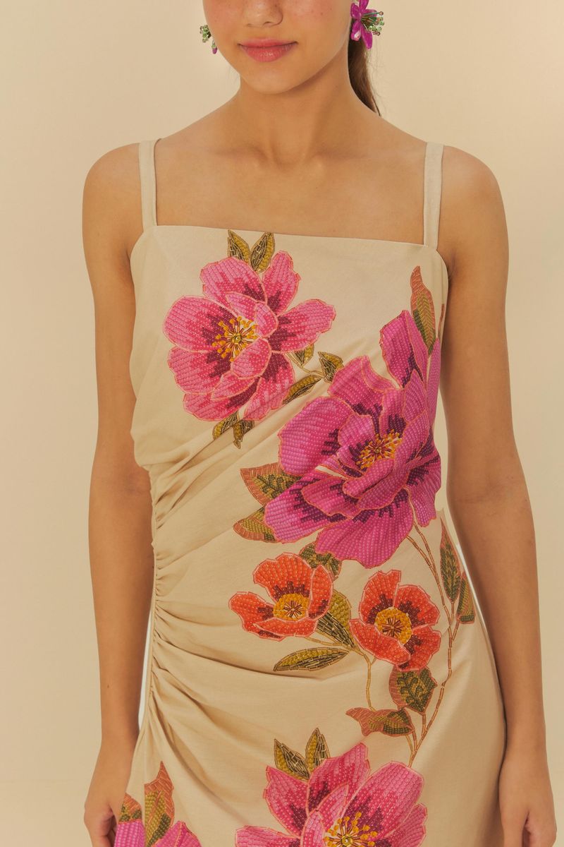 Detalle del estampado floral con flores grandes en tonos de rosa y naranja.