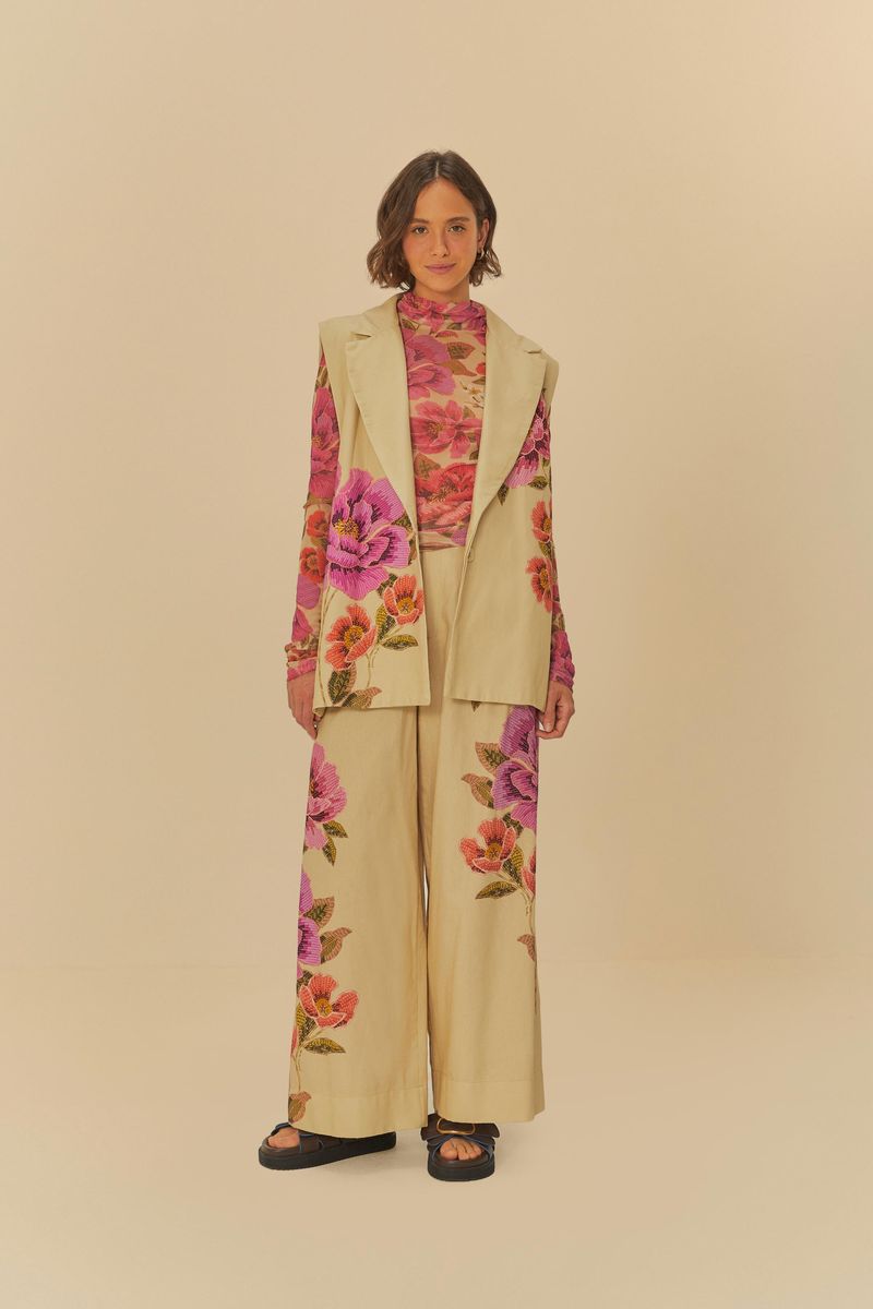 Imagen-de-un-chaleco-beige-con-estampado-floral-vibrante-visto-de-lado.