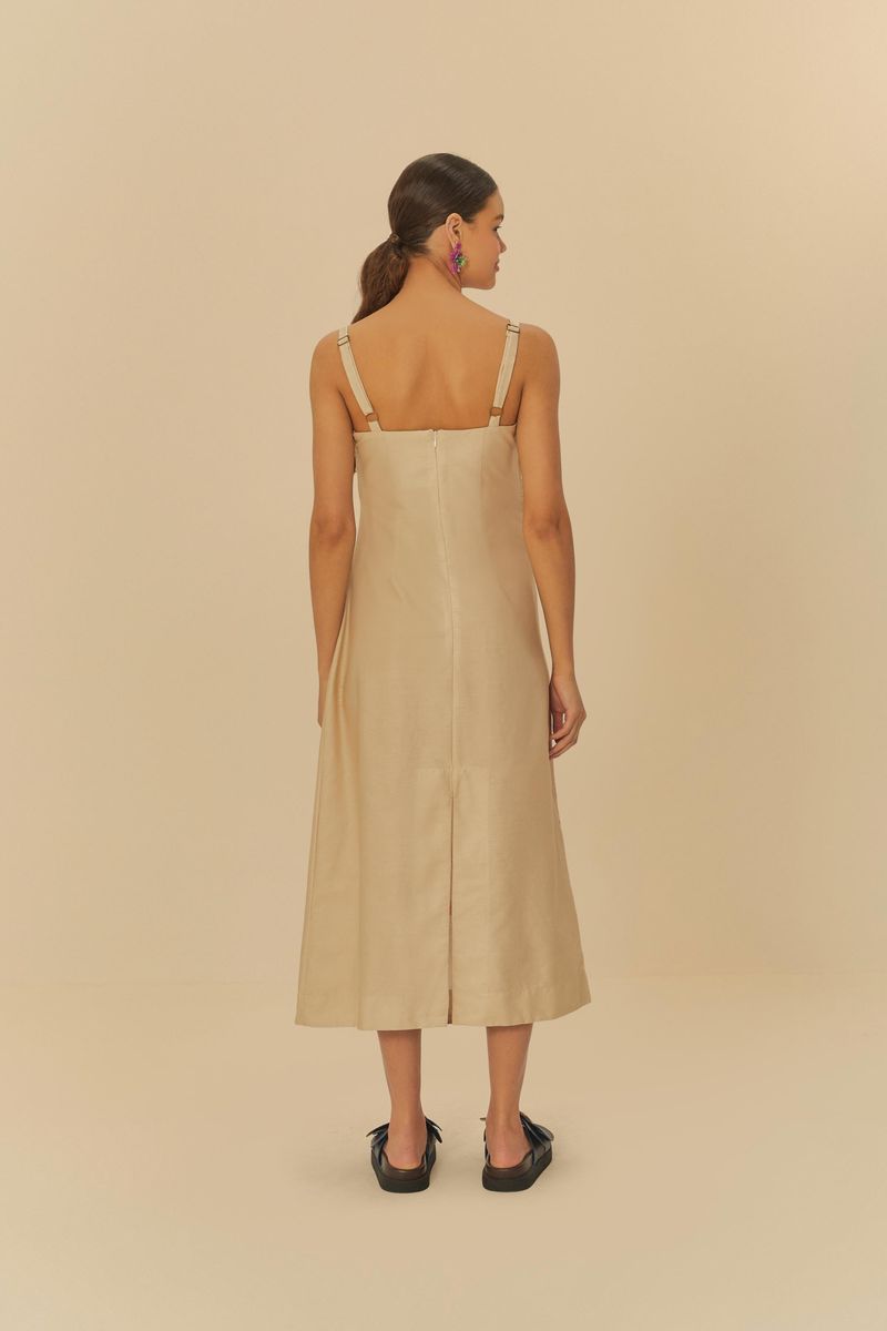Vista trasera del vestido con tirantes finos y caída recta.