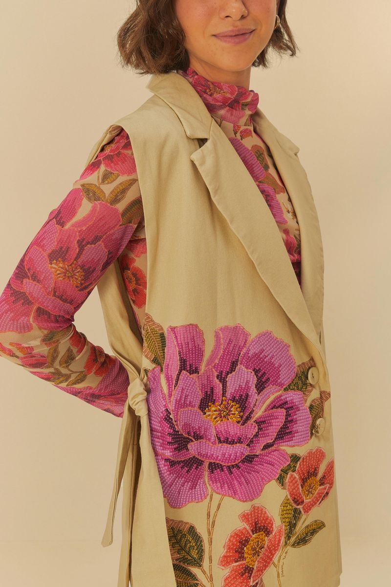 Imagen-de-un-chaleco-beige-con-estampado-floral-vibrante-visto-desde-atras.
