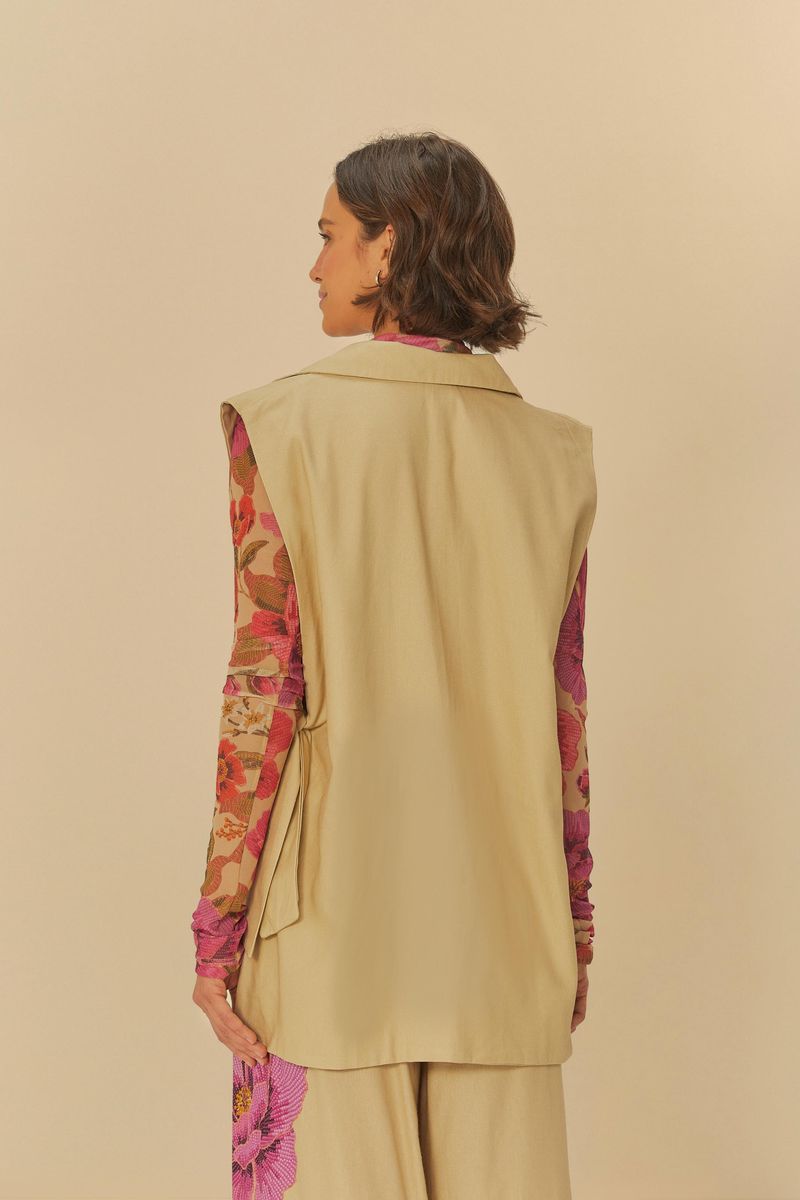 Detalle-del-chaleco-beige-con-estampado-floral-vibrante-mostrando-el-acabado.