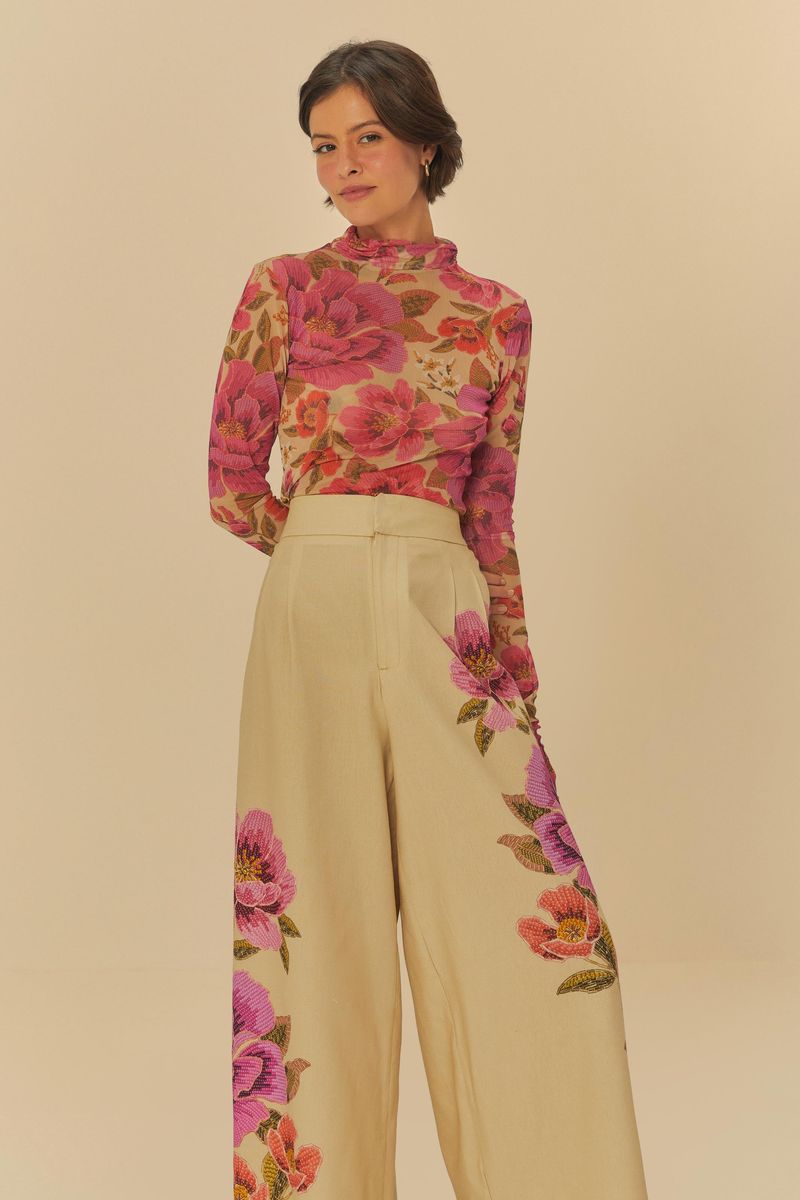 Imagen de un pantalón estampado floral visto por detrás