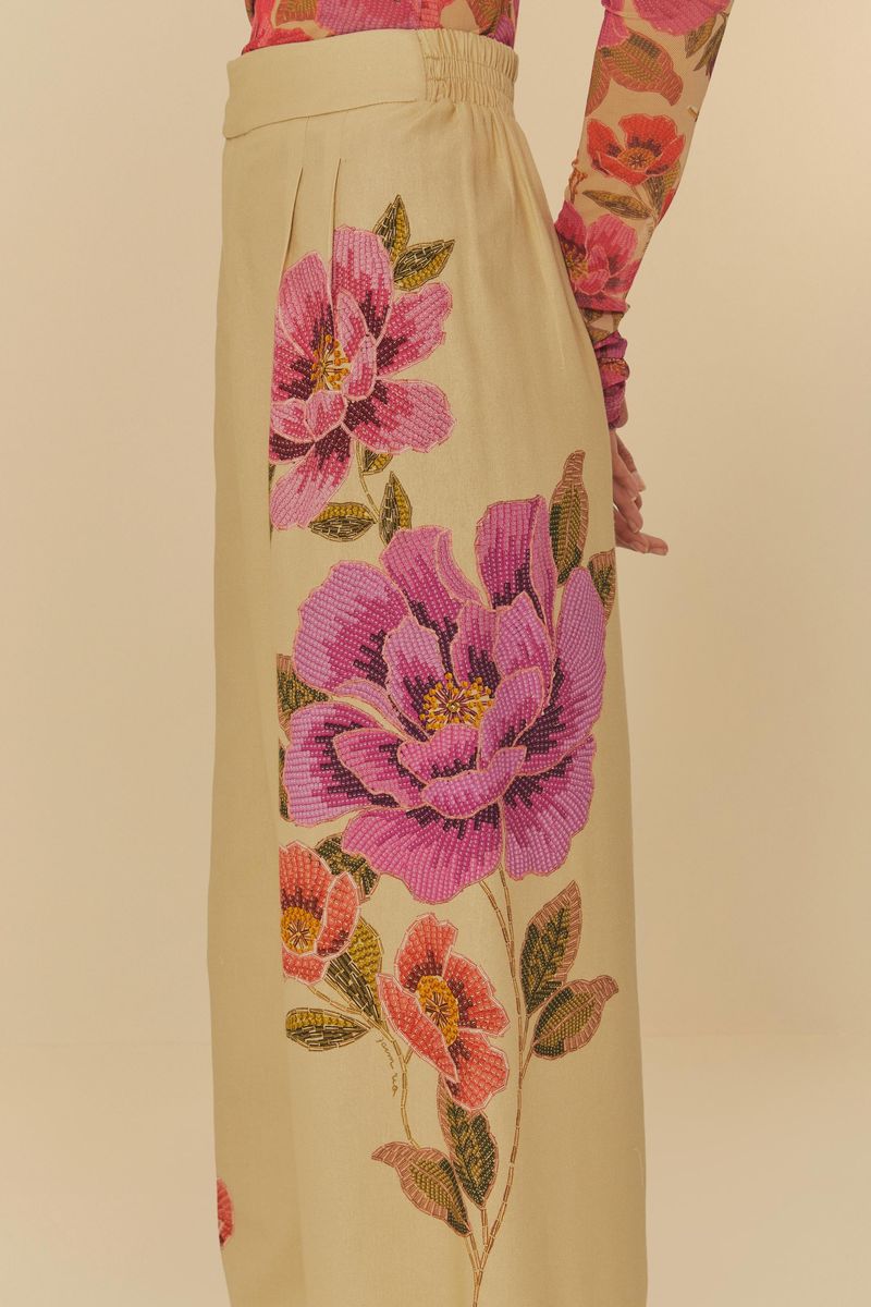 Imagen de detalle lateral del pantalón estampado floral