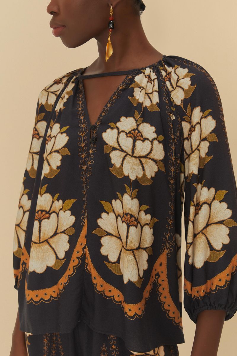 Detalle-del-bordado-floral-en-el-blazer.