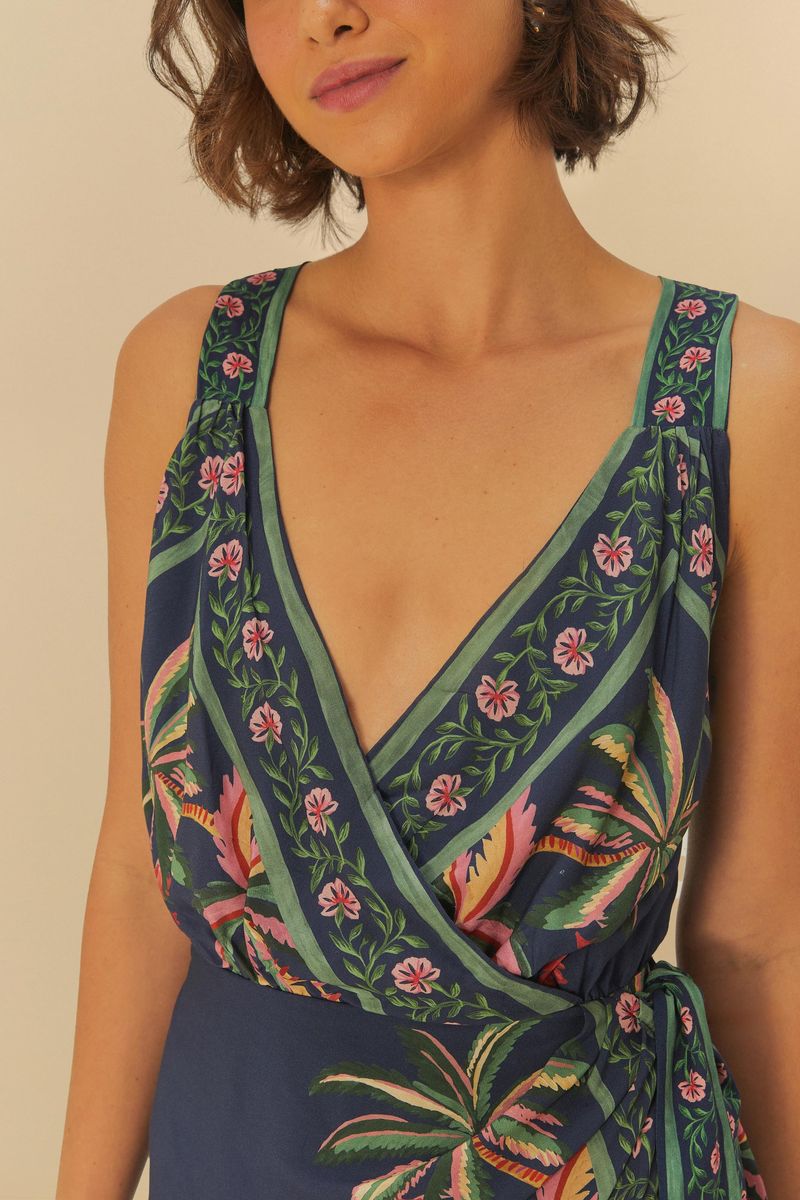 Detalle del escote en V y estampado tropical del vestido corto.