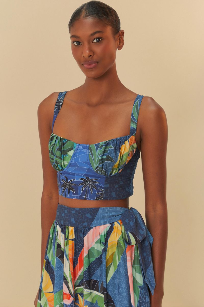 Imagen-de-un-top-estampado-tropical-con-tirantes-delgados-y-ajuste-comodo.