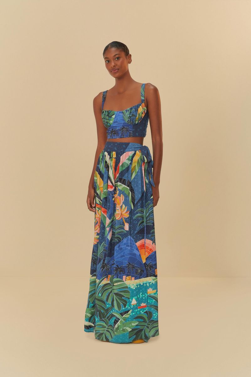 Vista-frontal-del-conjunto-con-top-estampado-y-falda-larga-tropical.