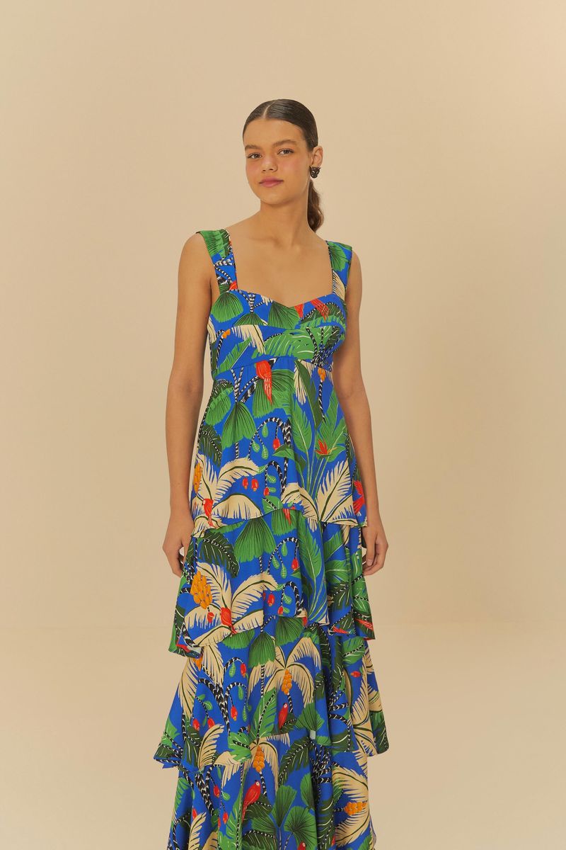 Vestido largo estampado con detalles de capas en la falda, mostrado de frente.