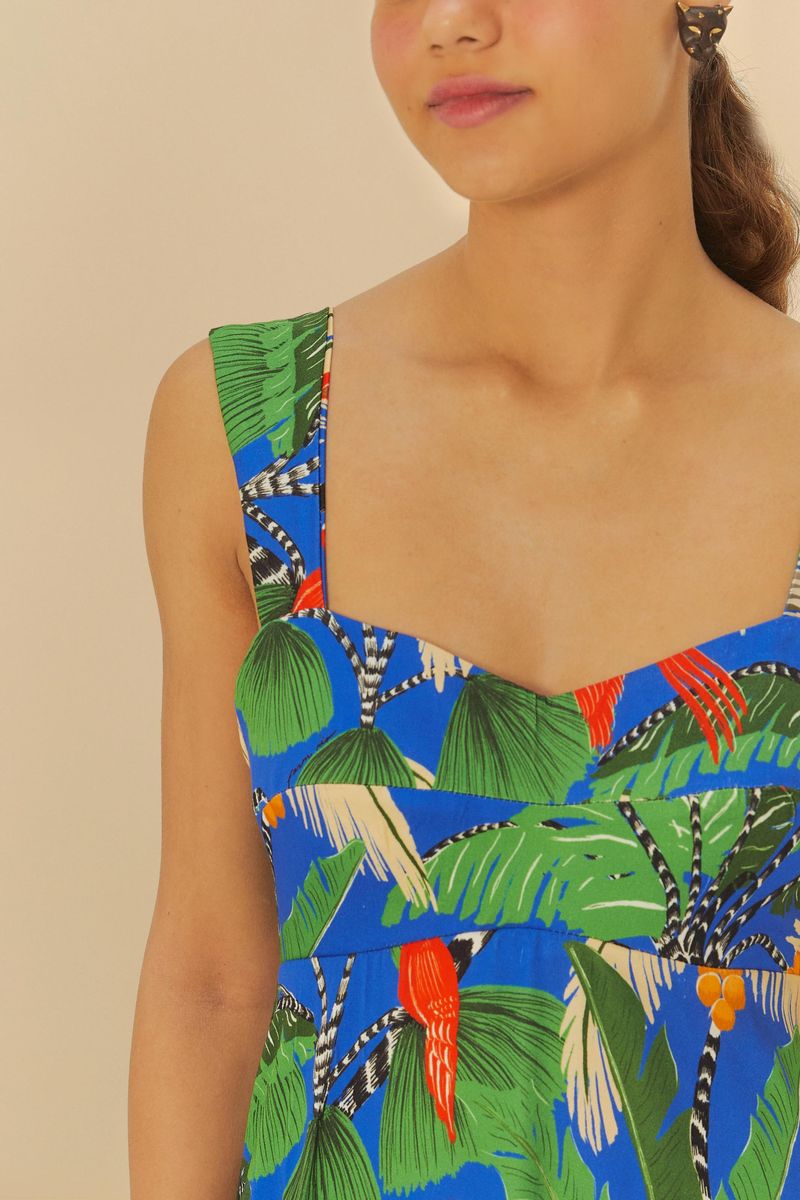 Detalle del escote cuadrado del vestido estampado, con tirantes anchos.
