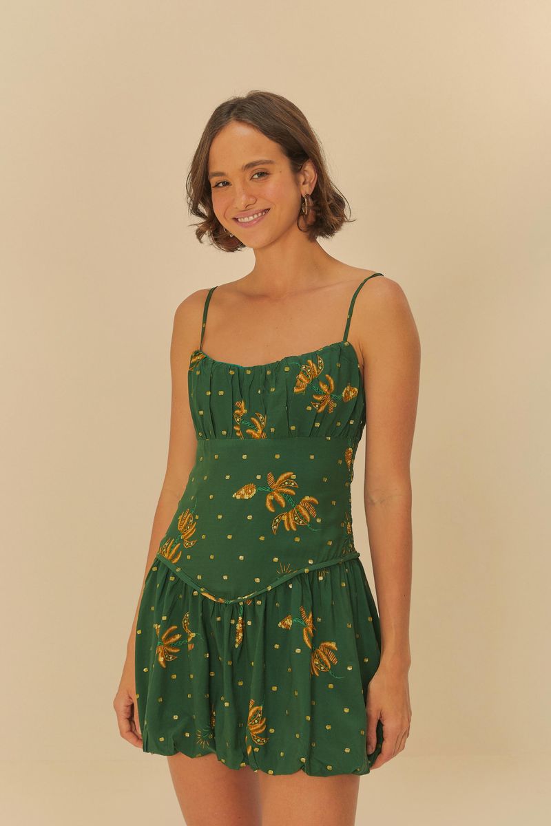 Imagen-de-un-vestido-corto-verde-con-estampado-de-platanos-y-detalles-en-amarillo-visto-desde-el-frente.