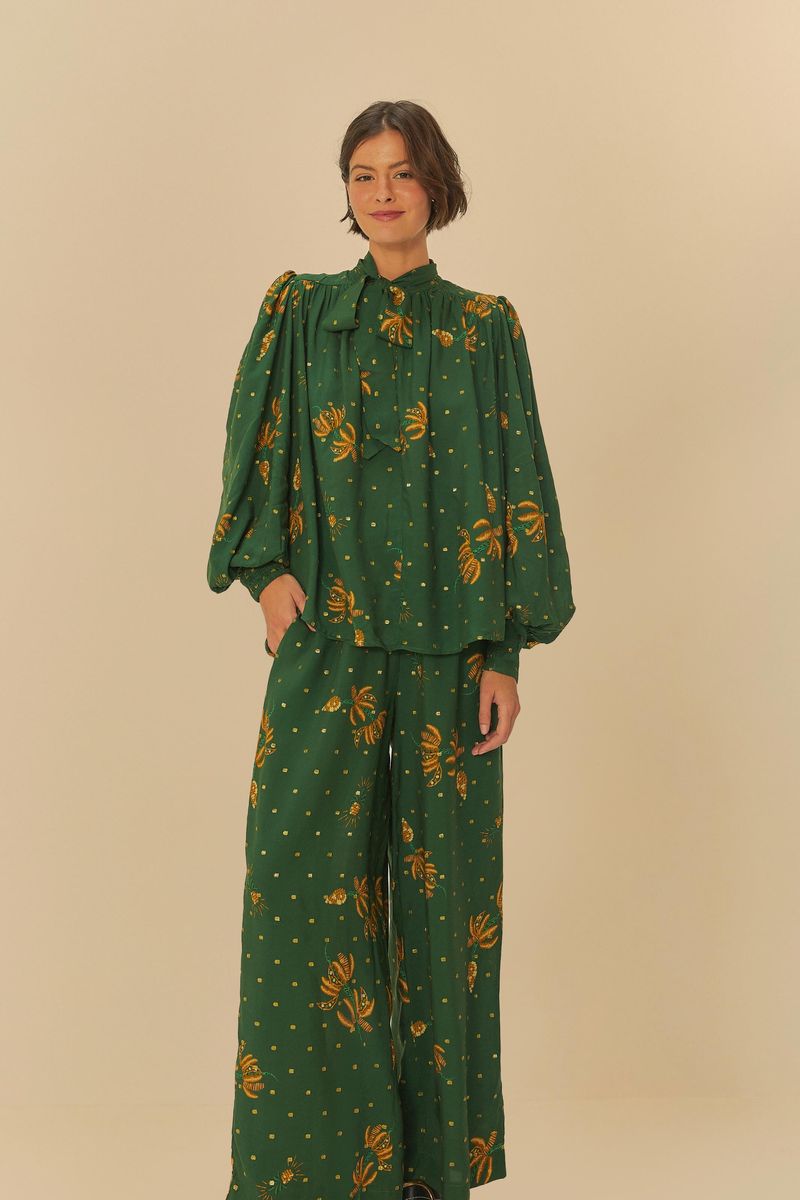 Imagen de una falda larga estampada con fondo verde y detalles amarillos, vista lateral.