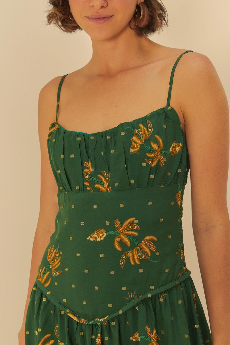 Primer-plano-del-corpiño-del-vestido-mostrando-el-estampado-detallado-y-el-diseño-del-escote.