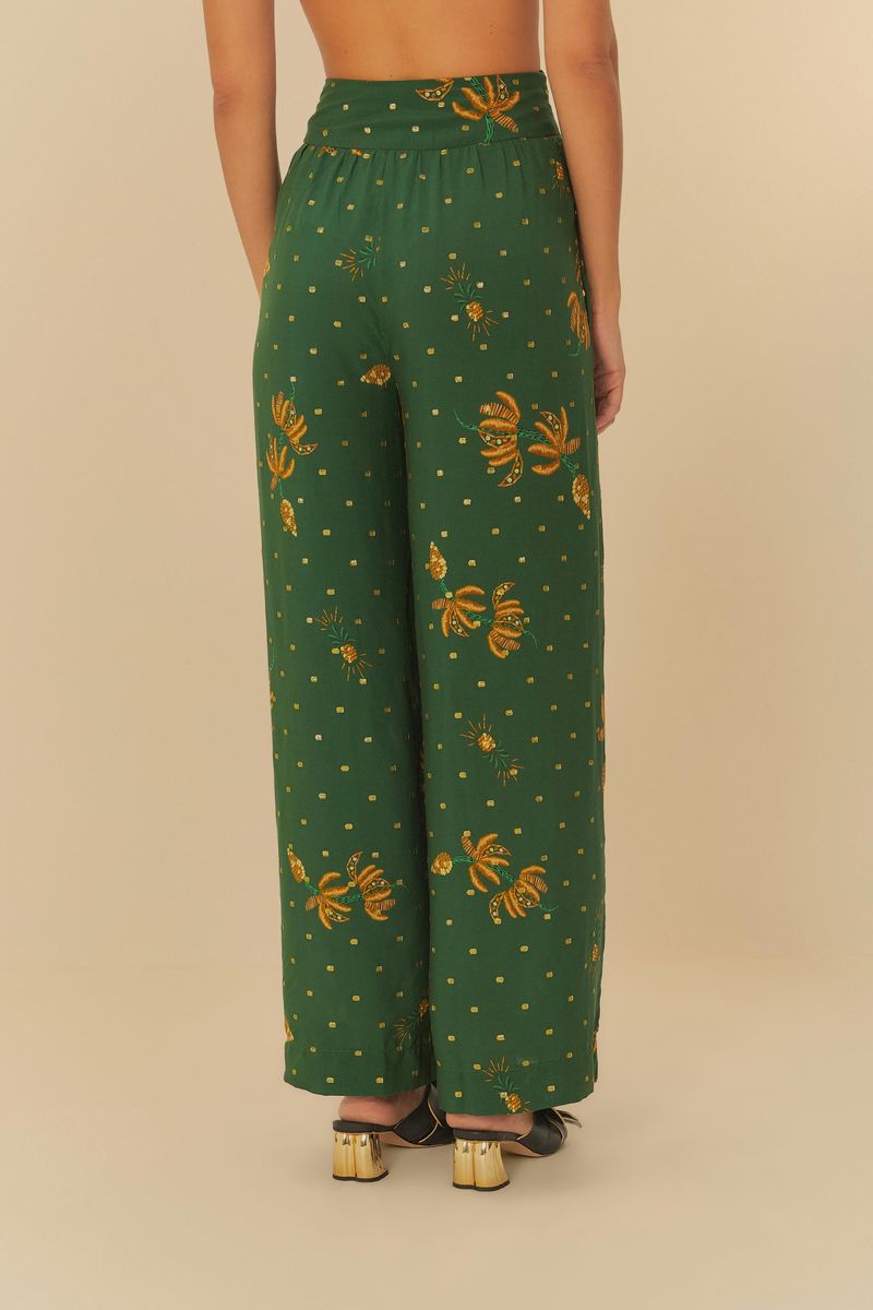 Imagen de una falda larga estampada con fondo verde y detalles amarillos, enfoque en la cintura.