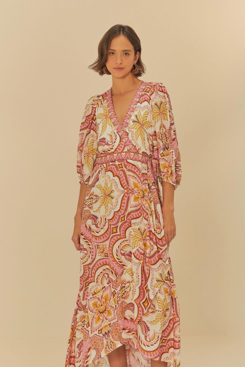 Imagen de un vestido largo estampado con mangas joya, mostrado de frente en un fondo neutro.