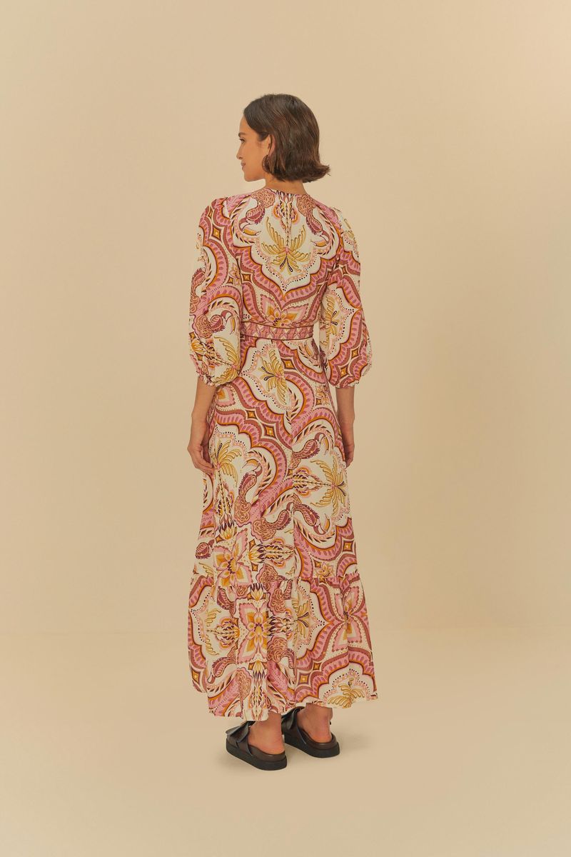 Imagen de un detalle del escote y estampado del vestido largo con mangas joya, en un fondo neutro.