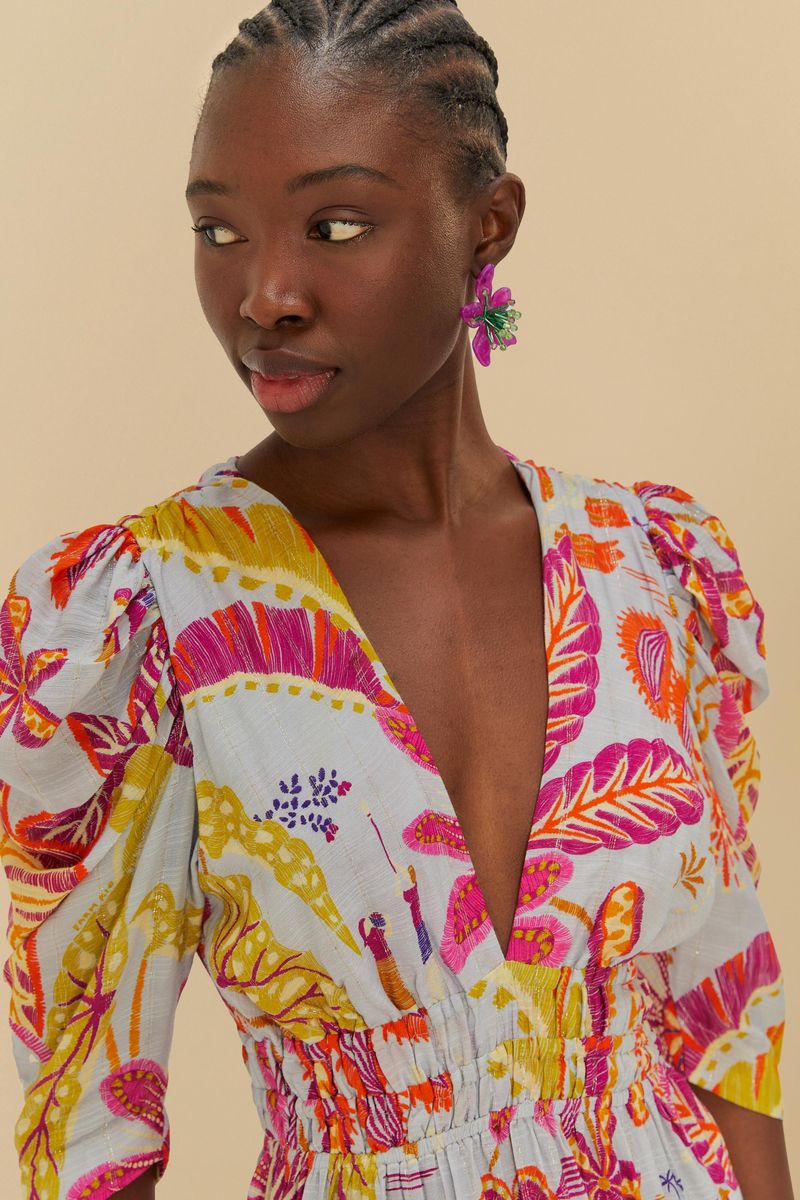Acercamiento del vestido mostrando detalles del estampado floral y botánico, con colores vivos y textura de la tela.
