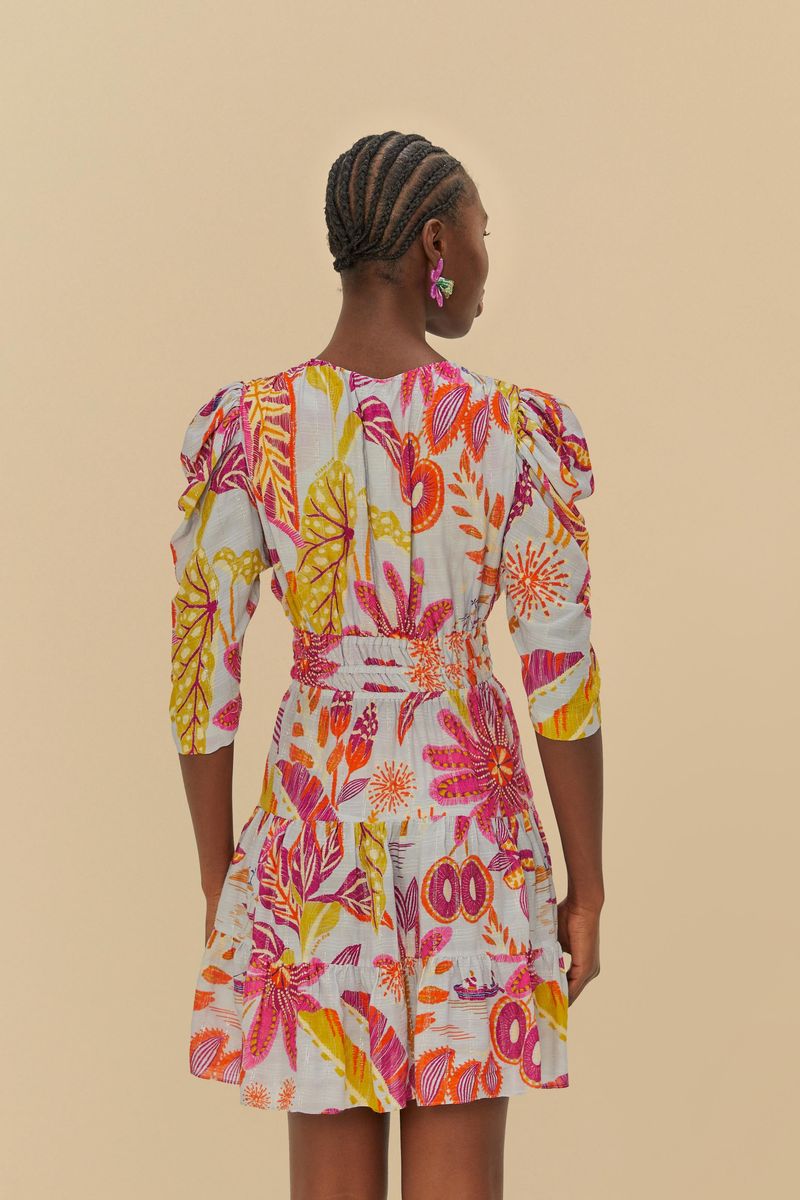 Vista trasera del vestido destacando el estampado y el ajuste en la cintura con elástico.