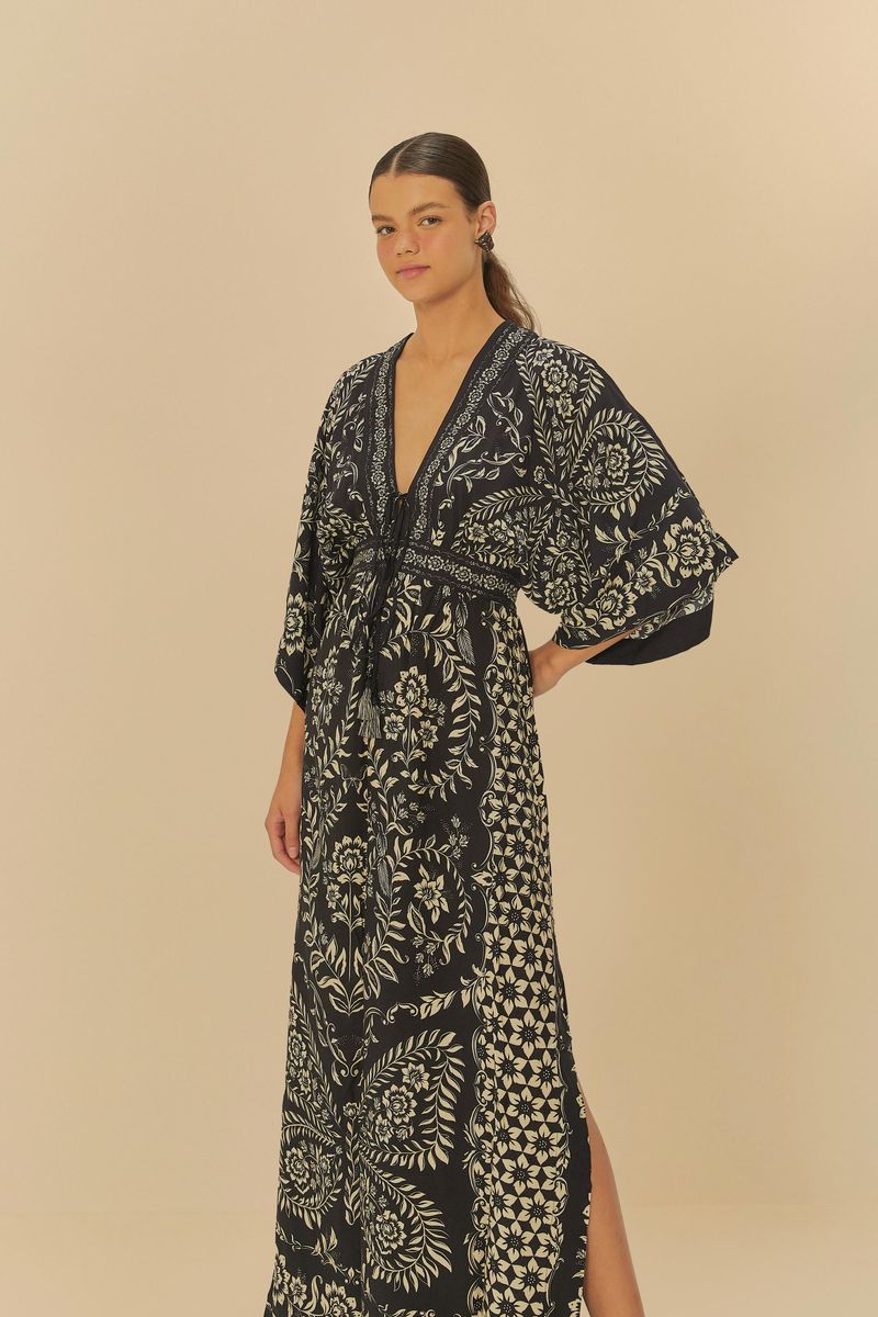 Vestido-largo-con-estampado-floral-en-fondo-oscuro-mostrando-detalles-laterales-y-abertura.
