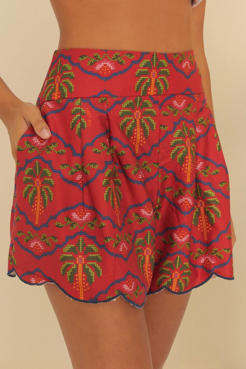 Primer plano del short con estampado de cocoteros y detalle de bolsillo.