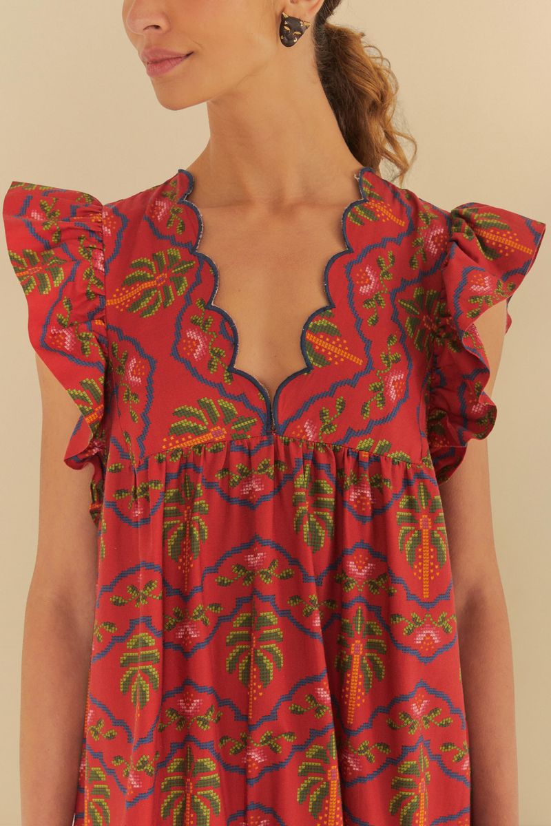 Detalle del bordado y estampado del vestido largo.