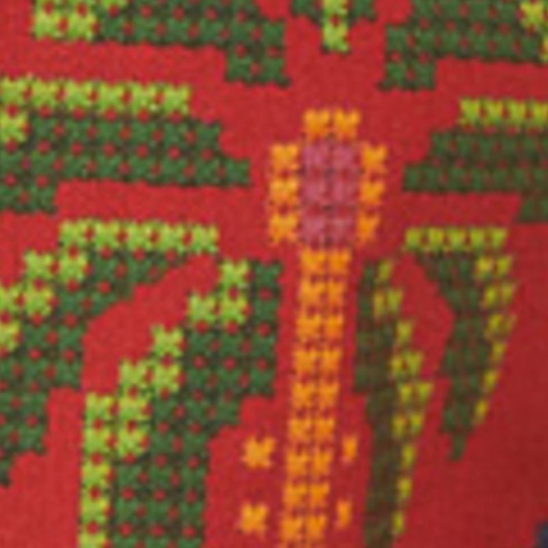 Detalle-del-estampado-de-cocoteros-sobre-fondo-rojo.