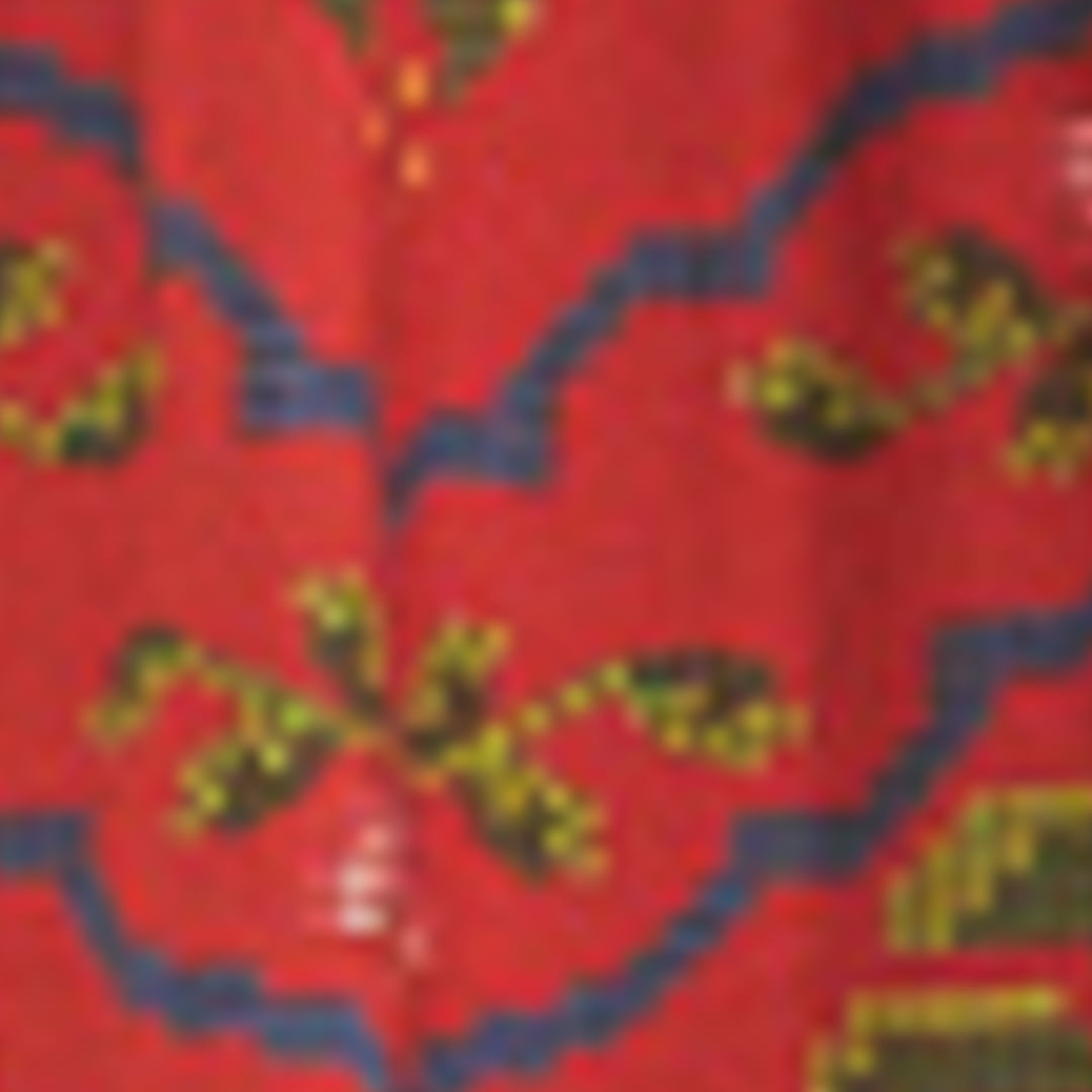 Detalle del escote y bordado del vestido largo.