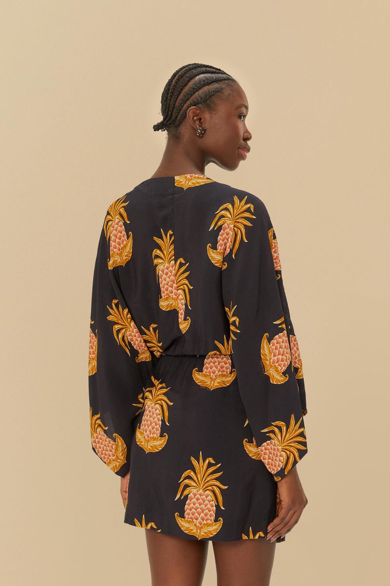Vista-trasera-del-vestido-corto-con-estampado-de-piña.