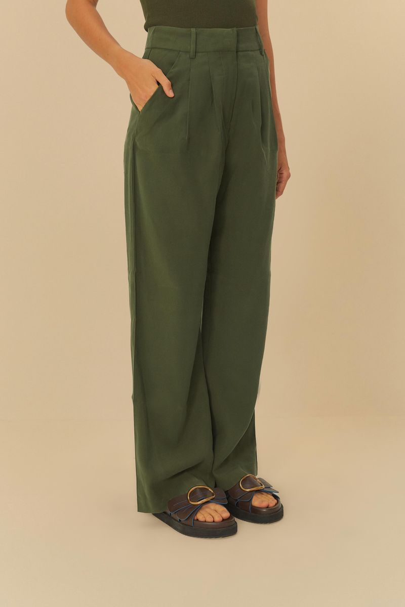 Detalle del bolsillo del pantalón recto de sastrería verde oscuro