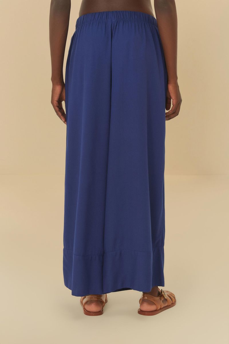 Vista lateral del pantalón de lino azul oscuro con piernas rectas