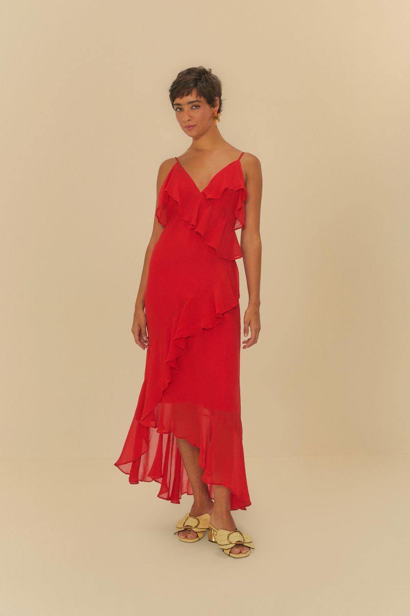 Vestido-rojo-con-volantes-y-tiras-finas-visto-de-lado-en-un-fondo-neutro.