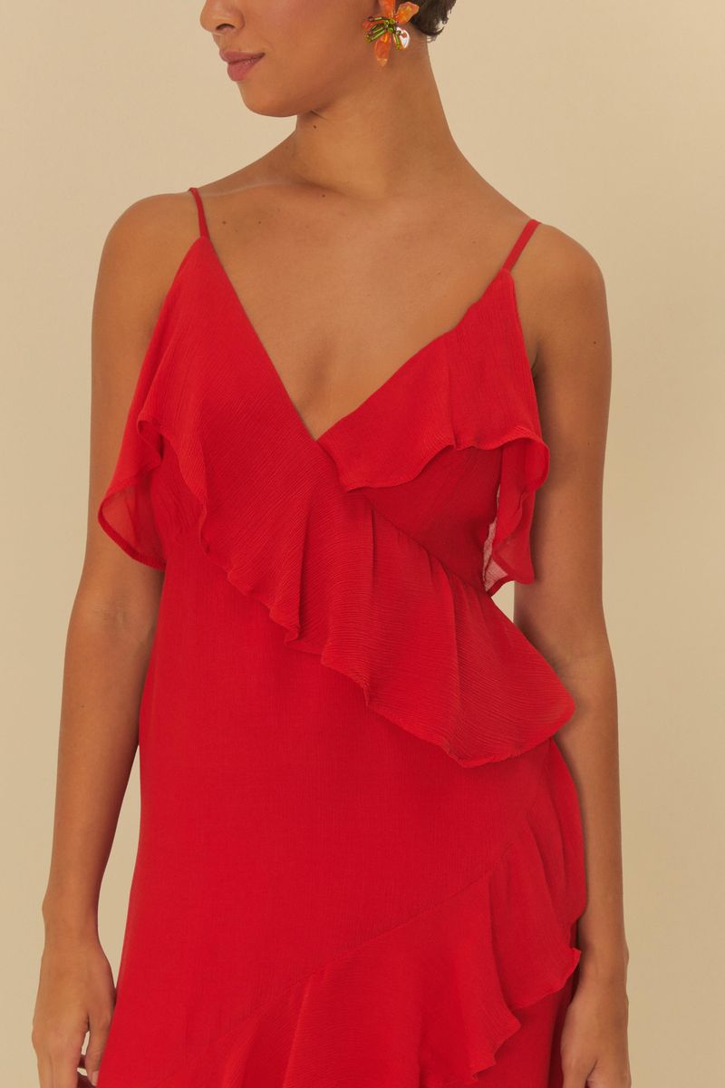 Detalle-del-vestido-rojo-con-volantes-y-tiras-finas-mostrando-el-tejido-y-el-acabado.