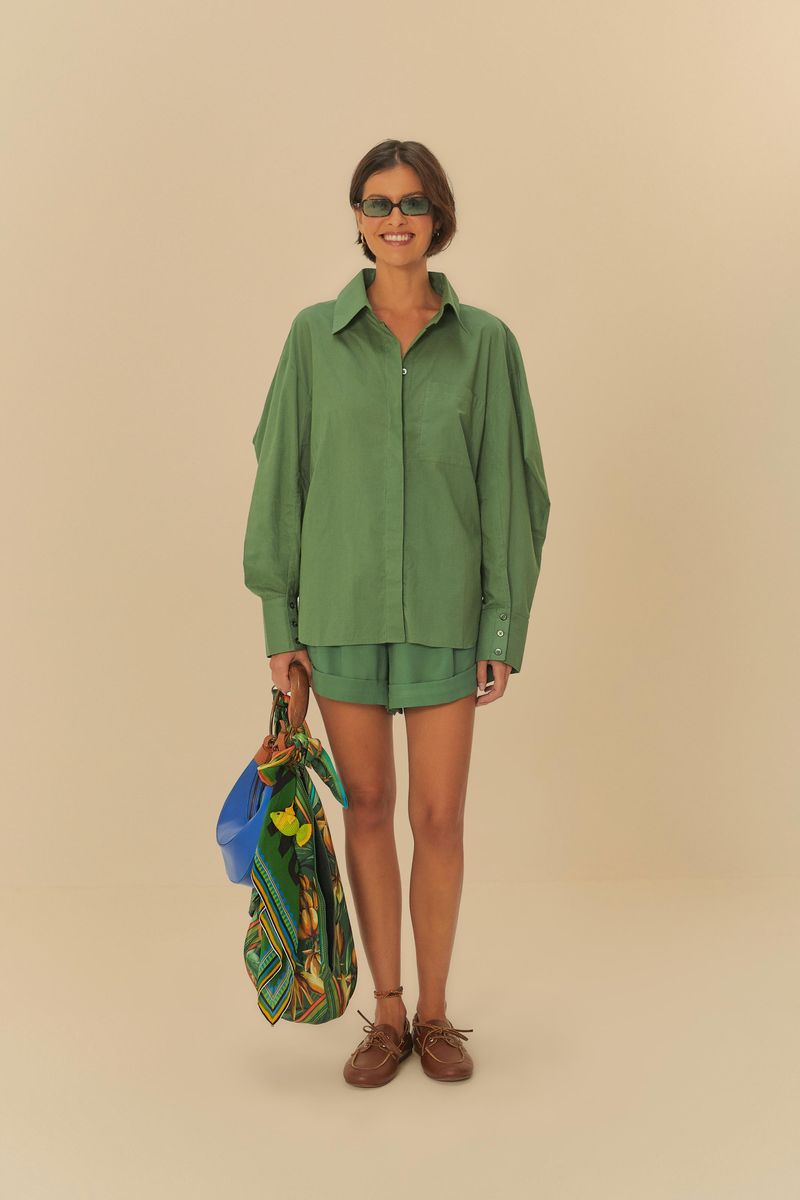 Camisa básica de algodón verde con cuello puntiagudo y mangas largas, vista completa.