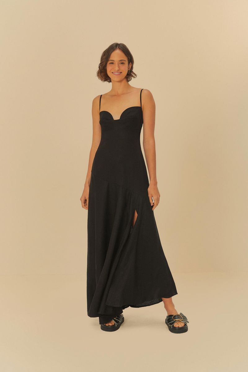 Vestido negro con tirantes delgados y abertura frontal, visto desde adelante.