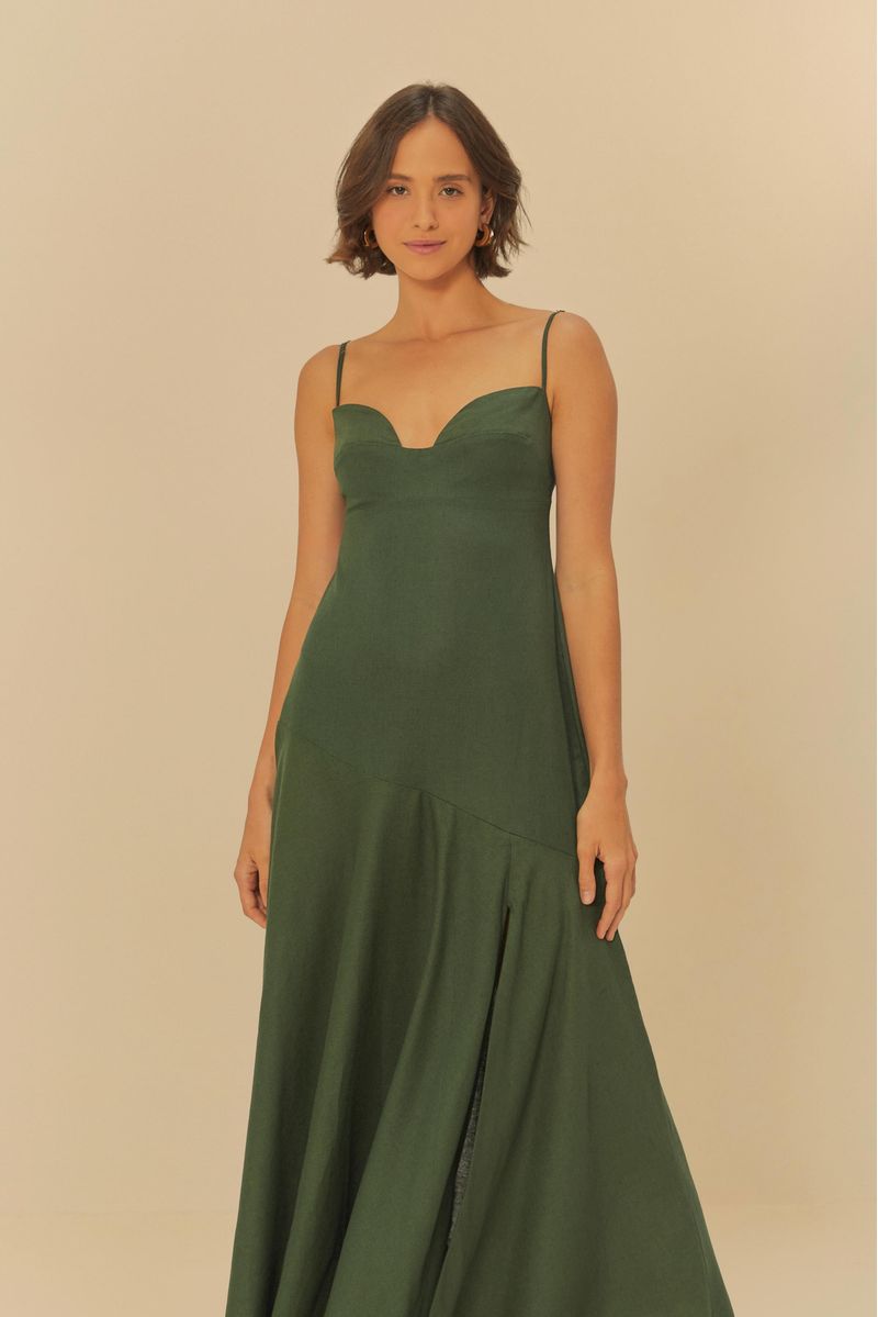 Primer-plano-del-vestido-verde-oscuro-mostrando-el-escote-y-los-tirantes.
