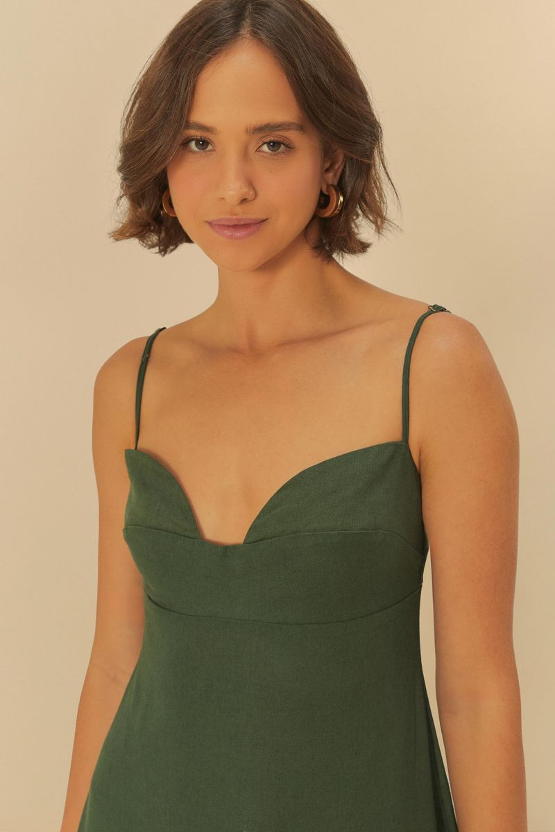 Modelo-usando-el-vestido-verde-oscuro-vista-lateral-mostrando-la-abertura.