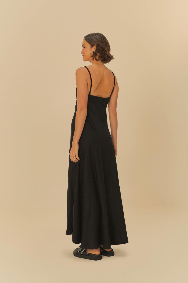 Vestido negro con tirantes delgados, visto desde la espalda.
