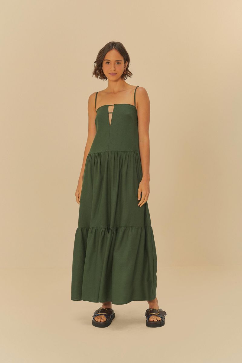 Imagen de un vestido largo verde con tiras delgadas y abertura frontal, visto desde el frente.