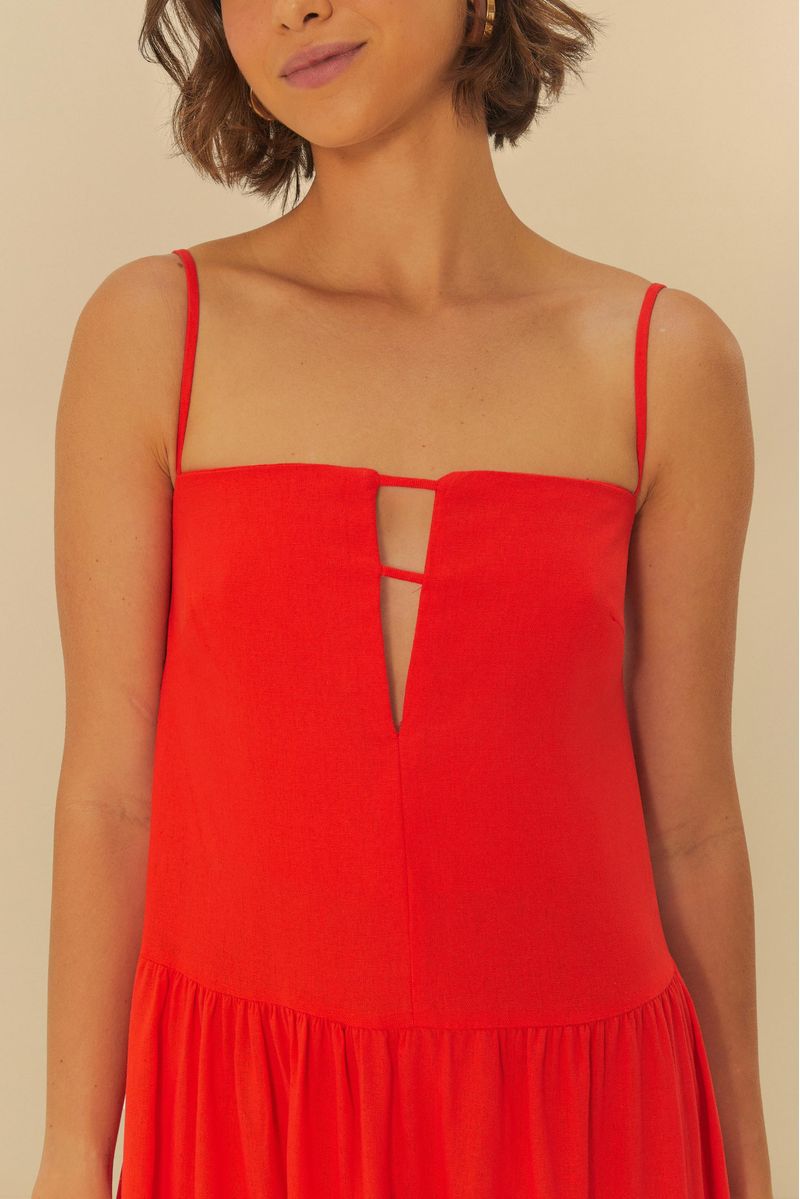 Imagen de un vestido largo rojo con tirantes y abertura frontal, detalle del escote.