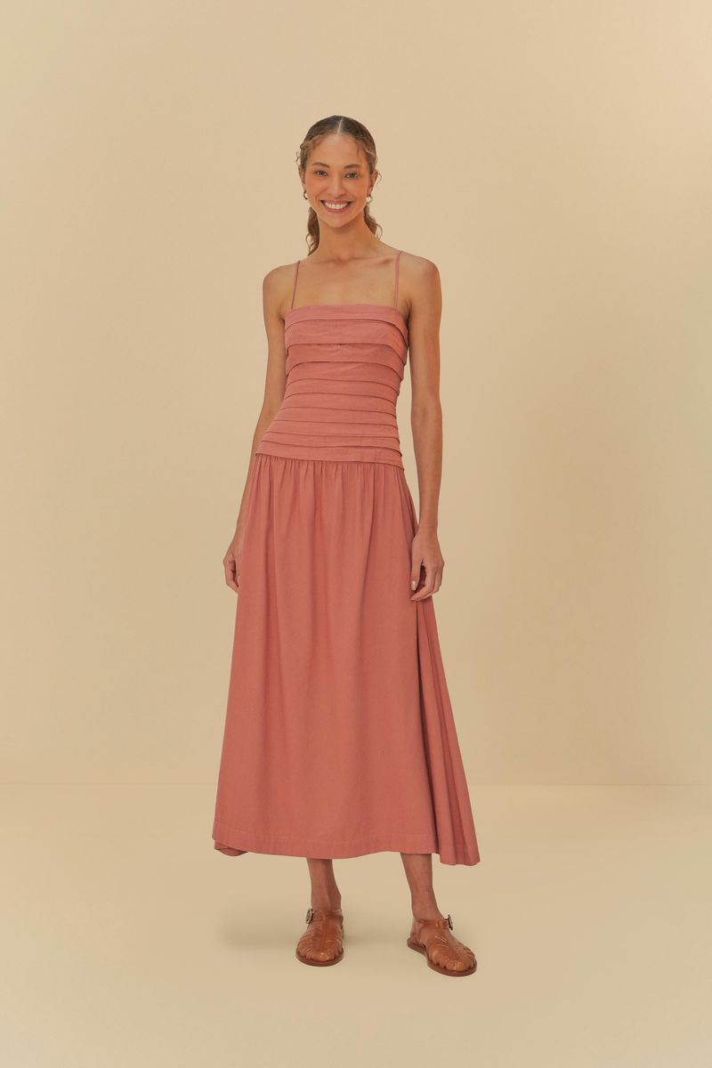 Vestido cropped con pliegues en tono terracota, visto de frente.