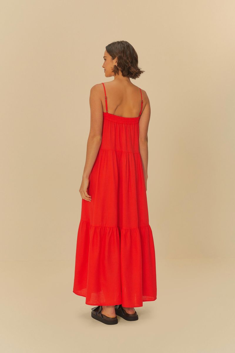 Imagen de un vestido largo rojo con tirantes y abertura frontal, visto desde atrás.