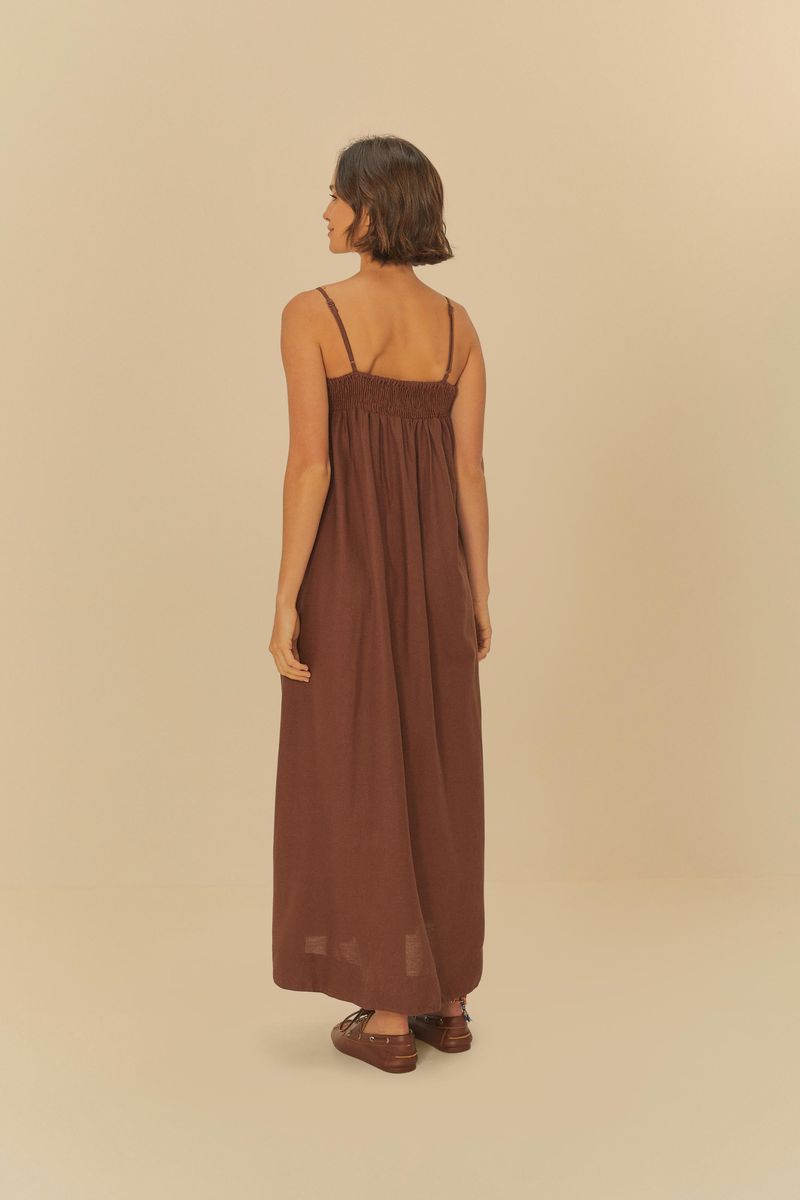 Acercamiento-al-escote-cuadrado-del-vestido-marron-con-tirantes-delgados.