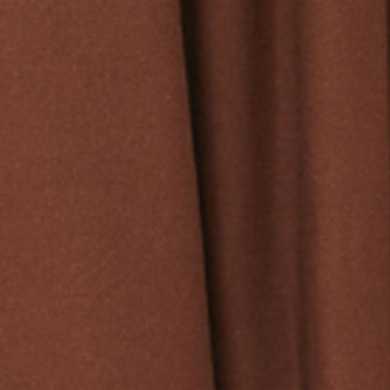 Detalle-de-los-pliegues-en-la-falda-del-vestido-marron-destacando-el-acabado.