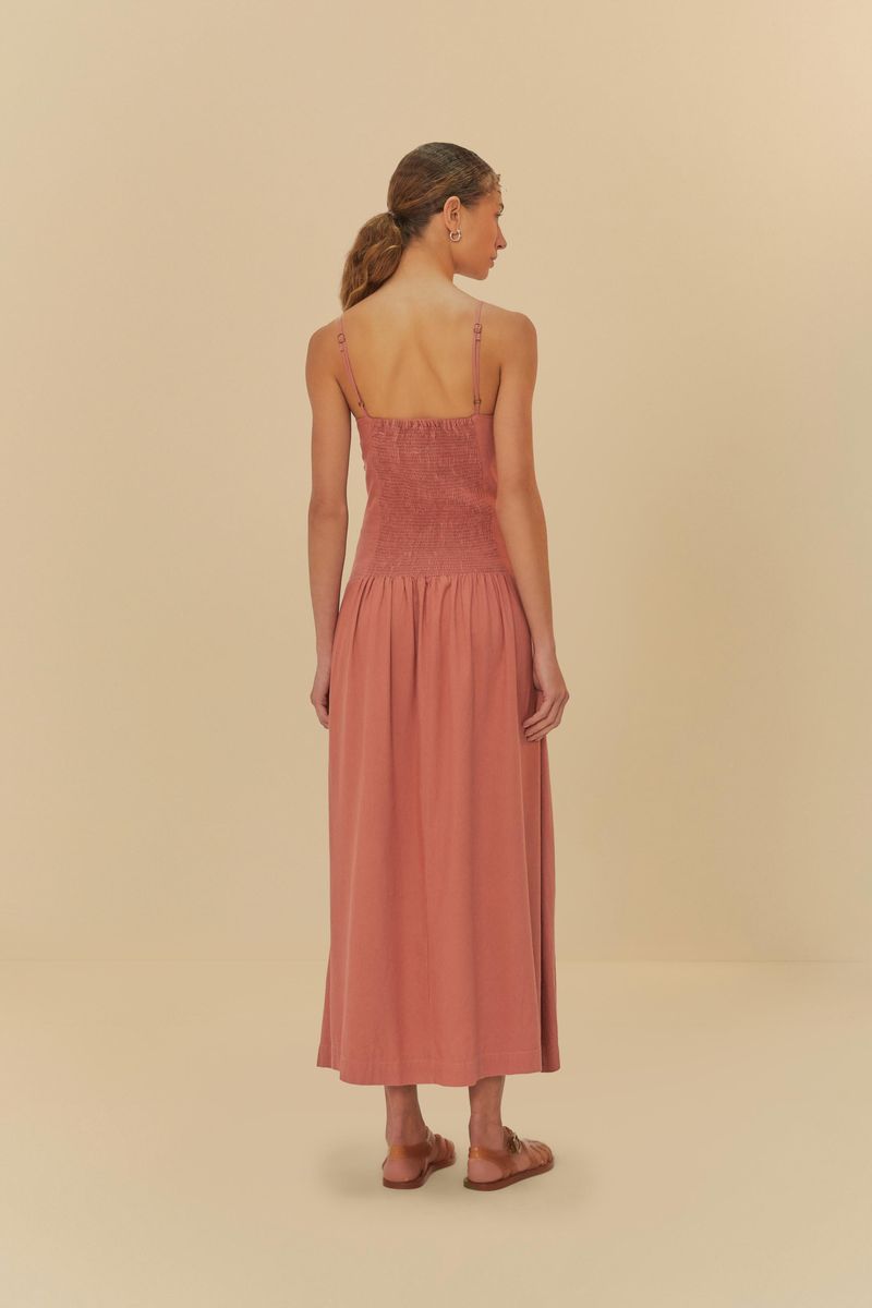 Detalle del corpete con pliegues del vestido cropped en tono terracota.