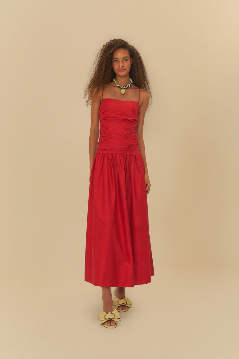 Imagen de un vestido rojo con fruncidos en la parte superior y tirantes delgados, visto desde el frente.