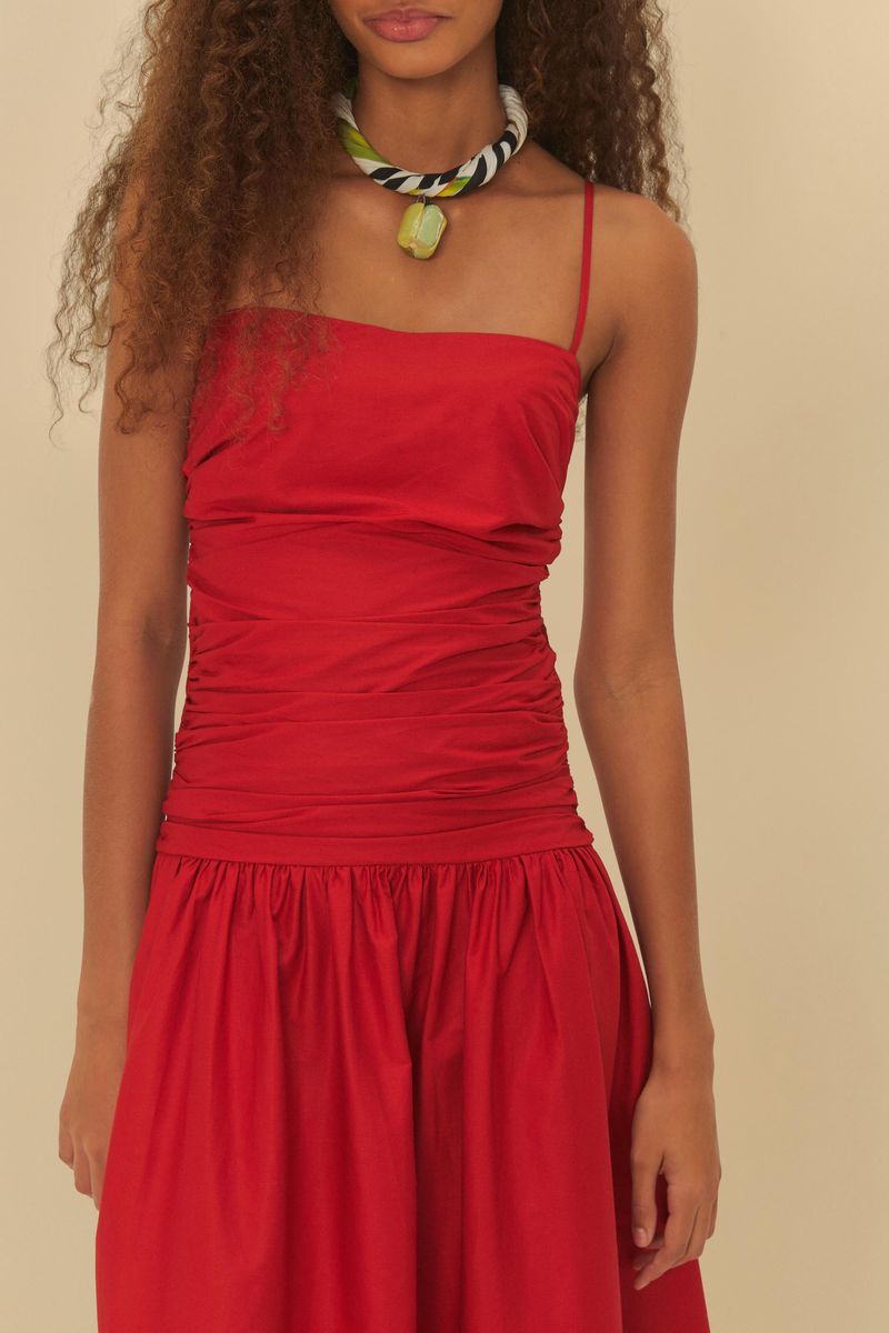 Imagen de un vestido rojo con fruncidos en la parte superior y tirantes delgados, mostrando detalles del corpiño.