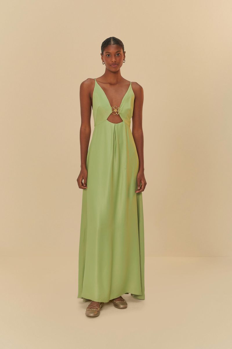 Imagen de un vestido largo verde con detalle en el busto, visto de frente.