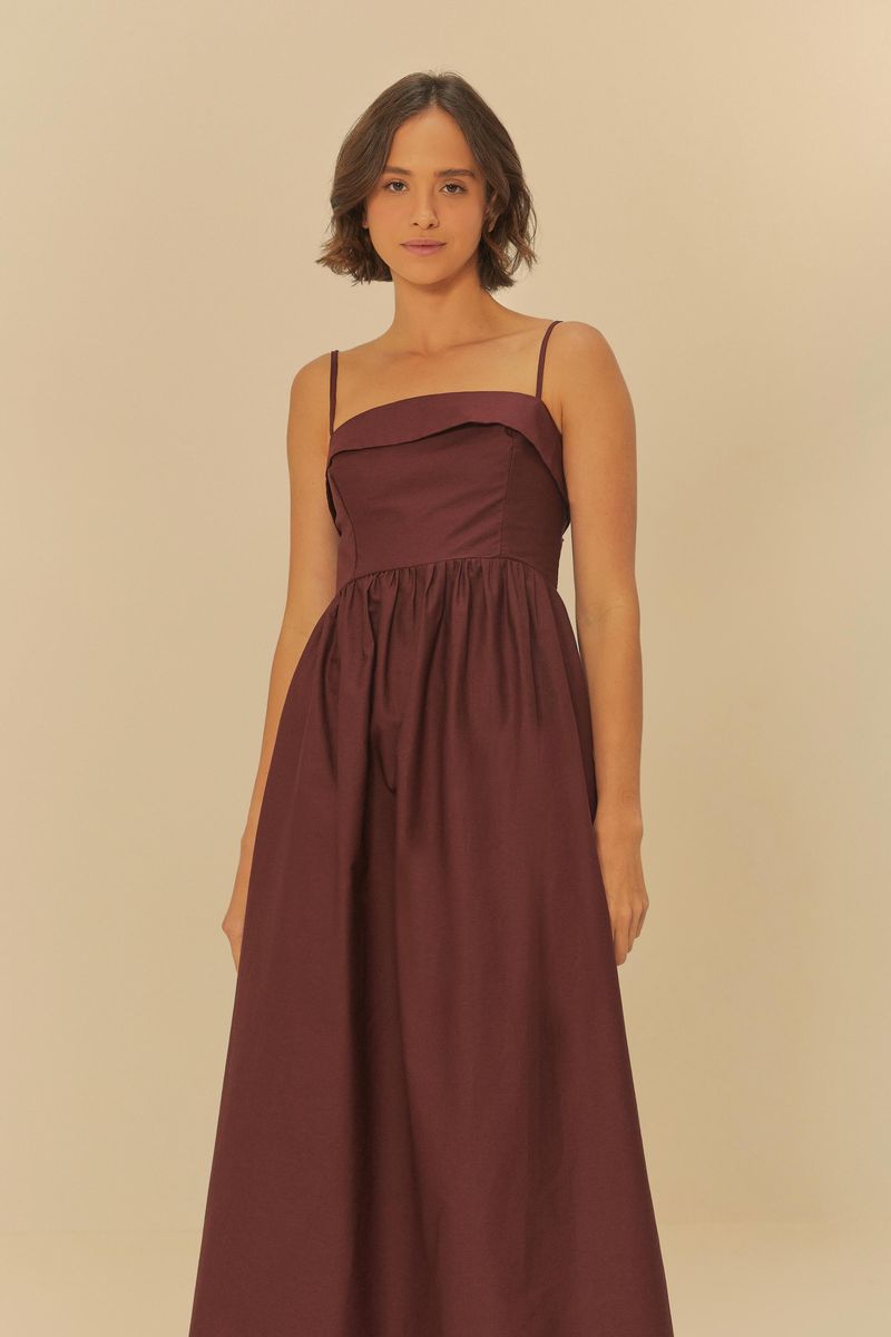 Vestido-largo-con-finos-tirantes-en-tono-vino-exhibido-en-modelo-de-frente-con-detalles-del-busto.