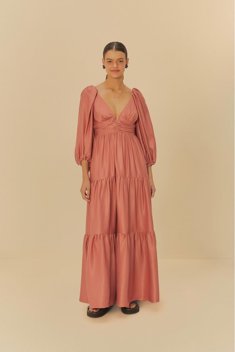 Vestido largo de satén rosa con mangas largas y escote en V profundo, visto de frente.