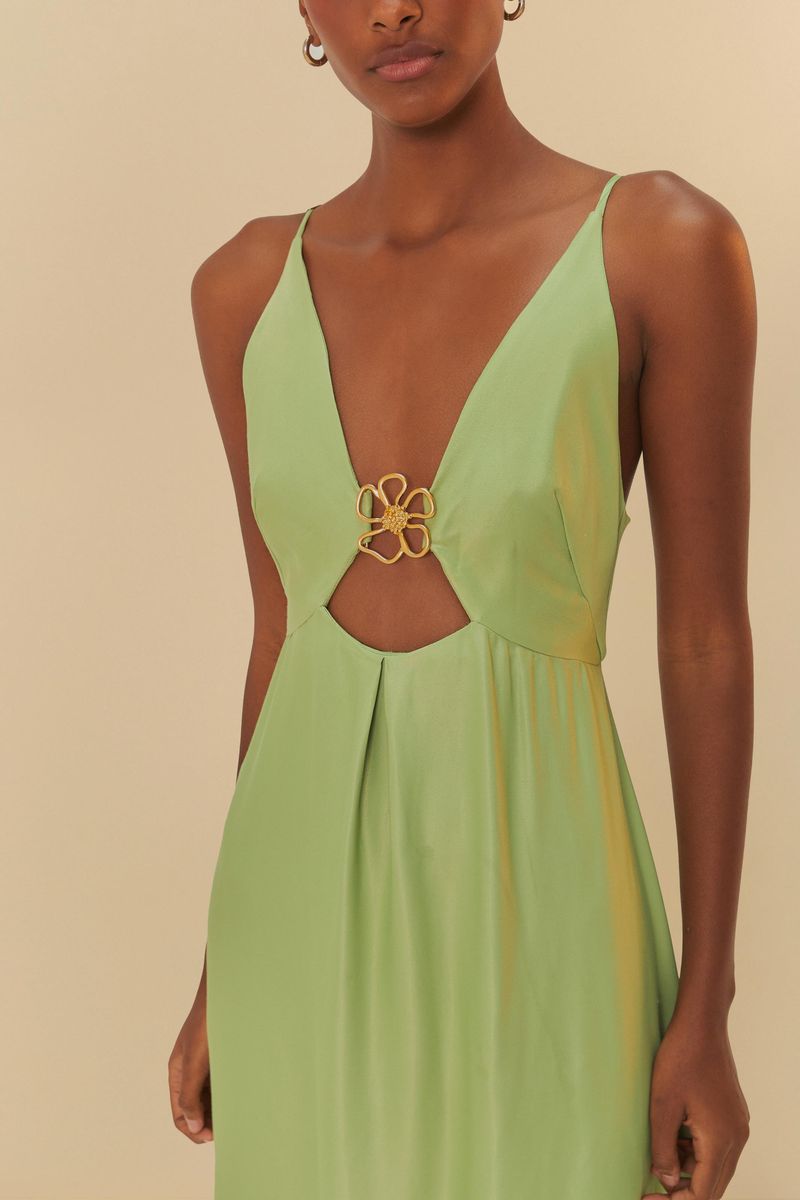 Imagen de un vestido largo verde con detalle en el busto, visto de espaldas.
